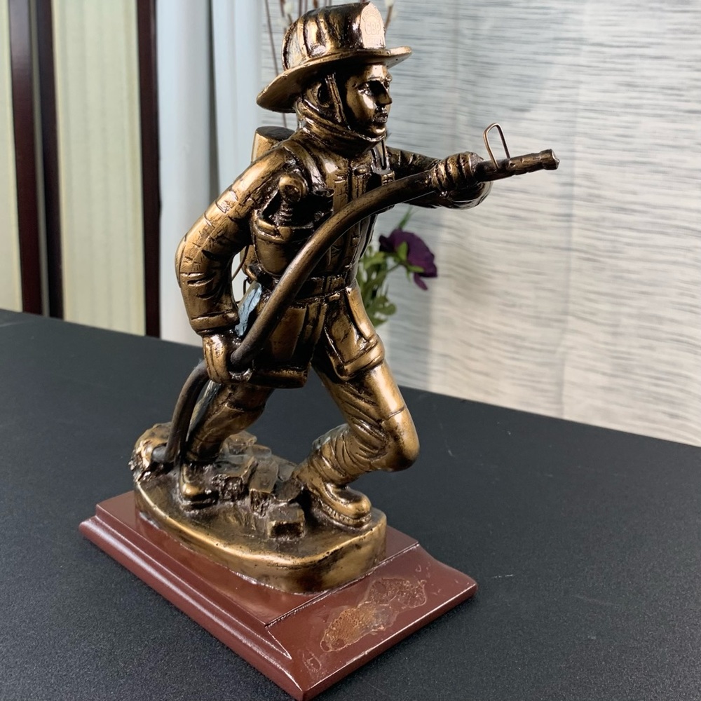 Fire Fighter statue.🪷